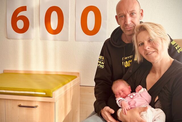Die 600. Geburt im St. Elisabeth-Krankenhaus: Die Eltern David Kemper und Susanne Tchurz sind überglücklich über die Geburt von Töchterchen Tabea.