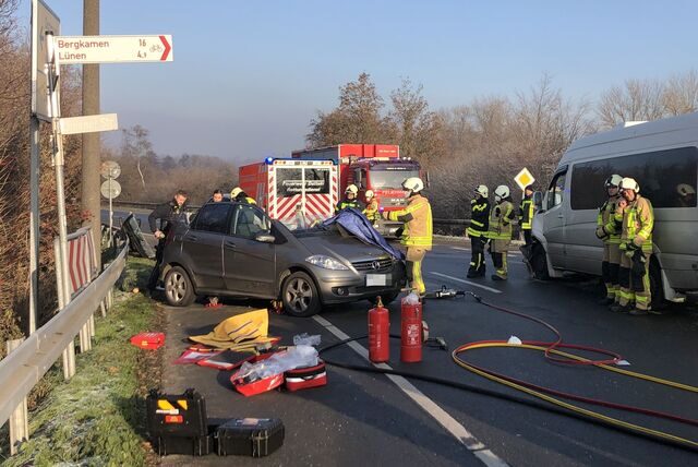 Unfallstelle im Waltroper Osten: Feuerwehr- und Polizei-Kräfte laufen zwischen den beiden Unfallwagen herum.