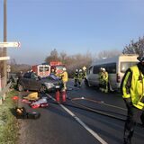 Unfallstelle im Waltroper Osten: Feuerwehr- und Polizei-Kräfte laufen zwischen den beiden Unfallwagen herum.