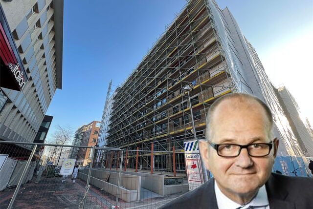 Projektleiter Udo Obermann vor der Markt-Quartier-Fassade.