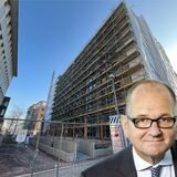 Projektleiter Udo Obermann vor der Markt-Quartier-Fassade.