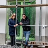 Es ist Zeit für etwas Entspannung: das Bauherren-Paar Lisa und Chris kann in Ruhe Weihnachten feiern, etliche Handwerksfirmen haben sich schon bis zum nächsten Jahr verabschiedet. 2023 erwartet die beiden beim Hausbau in Dortmund-Brechten dann noch reichlich Arbeit.