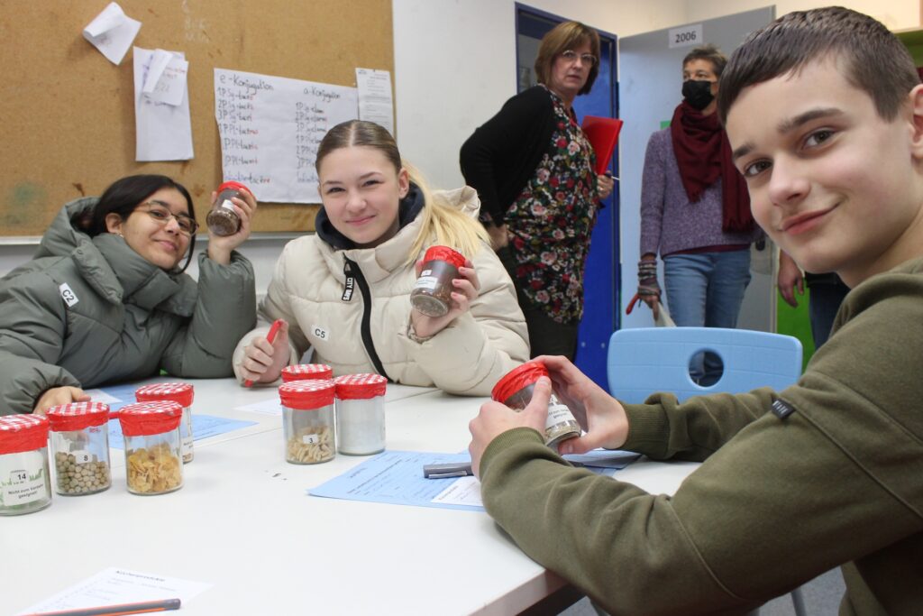 Drei Schüler der Gesamtschule Waltrop sitzen an einem Tisch und haben Gläschen mit Lebensmitteln vor sich. Drei Schüler der Gesamtschule Waltrop sitzen an einem Tisch und haben Gläschen mit Lebensmitteln vor sich.