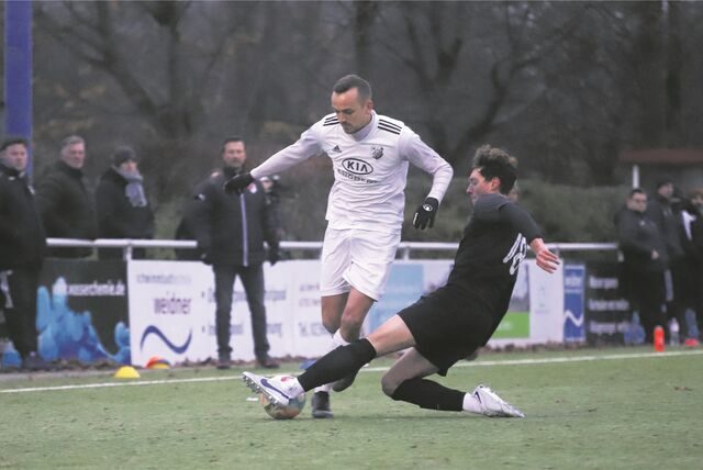 Kann der FC Marl Tabellenführer Disteln noch abfangen – so wie hier Paul Wilhelm Vestias Angreifer Yannick Goecke im Bezirksliga-Spitzenspiel?