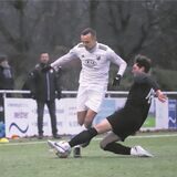 Kann der FC Marl Tabellenführer Disteln noch abfangen – so wie hier Paul Wilhelm Vestias Angreifer Yannick Goecke im Bezirksliga-Spitzenspiel?
