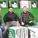 Über den Stand der Dinge in den Landesligen 3 und 4 sprechen im Sporttalk Nassir Malyar (2. v. l.), Trainer von BW Westfalia Langenbochum, und Marc Gebler (2. v. r.), Trainer des SV Dorsten-Hardt, mit den Moderatoren Henry Schoemaker (r.) und Thomas Braucks.