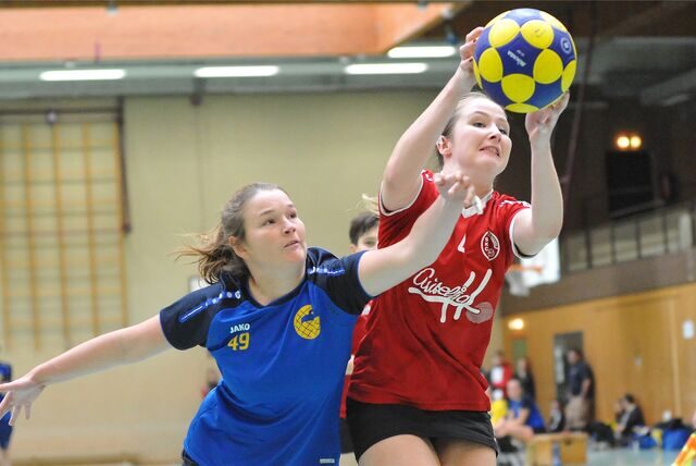 Die Korfballer des KV Adler Rauxel  (blaue Hemden) treffen nach dem Duell mit dem Schweriner KC 2  im Oktober jetzt auf Schwerin 1.