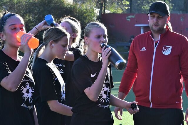 Die U17-Fußballerinnen von Victoria Habinghorst mit ihrem Trainer Kevin Foltmann (r).