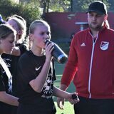 Die U17-Fußballerinnen von Victoria Habinghorst mit ihrem Trainer Kevin Foltmann (r).