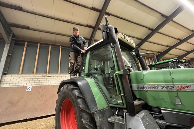 Lukas Kalkofen steht auf seinem Trecker.