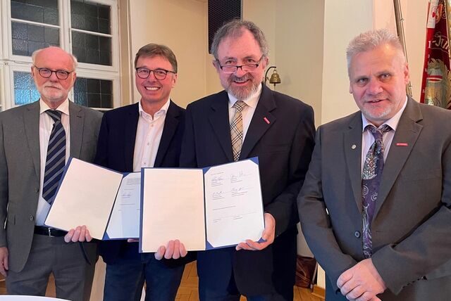 Nach der Unterzeichnung des Fusionsvertrages und der neuen Satzung: (v.l.) Michael Mauer, Rüdiger Sprick, Johannes Motz und Hans-Joachim Drath.