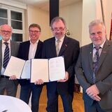 Nach der Unterzeichnung des Fusionsvertrages und der neuen Satzung: (v.l.) Michael Mauer, Rüdiger Sprick, Johannes Motz und Hans-Joachim Drath.