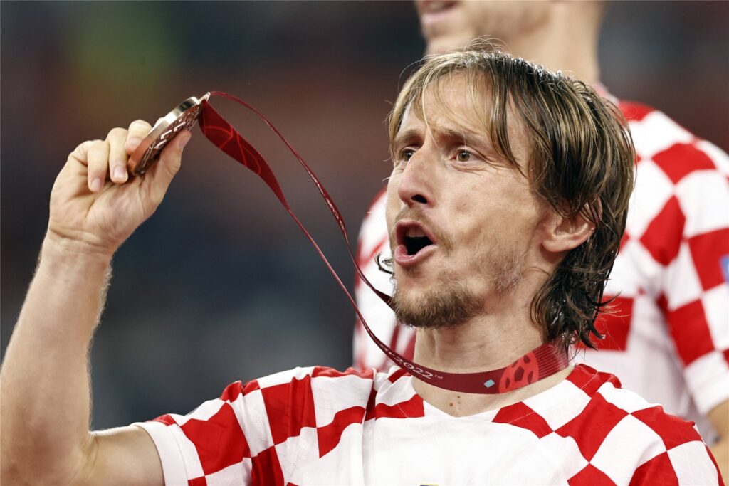 Luka Modric präsentiert seine Medaille. Luka Modric präsentiert seine Medaille.