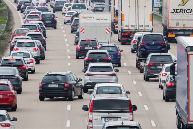 Fahrzeuge stehen auf einer Autobahn im Stau.