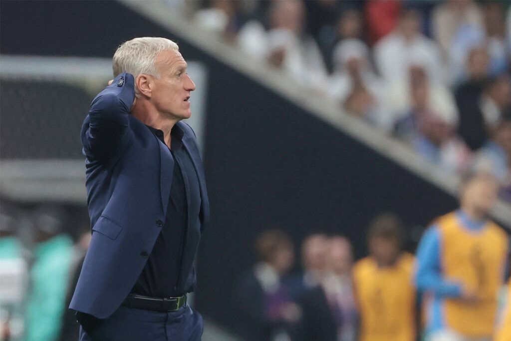 Didier Deschamps hat die Arme hinter dem Kopf verschränkt. Didier Deschamps hat die Arme hinter dem Kopf verschränkt.
