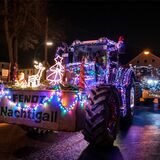 Bunt geschmückte Trecker rollen durch die Waltroper Hochstraße.
