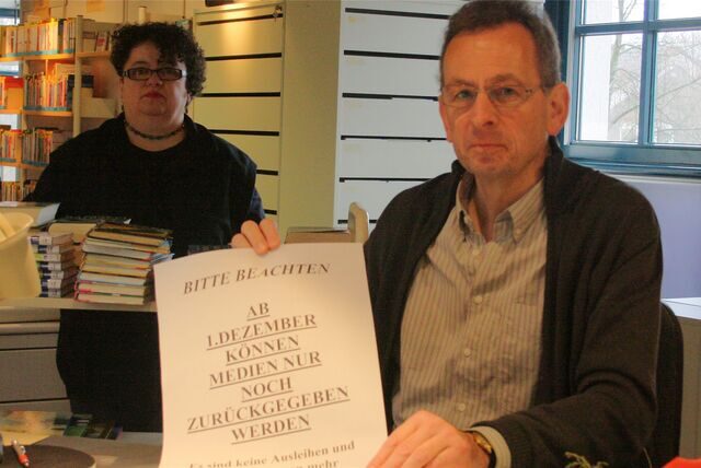 Büchereileiter Reinhard Jäkel und seine Kollegin Sabine Sachse nahmen vor zehn Jahren, im Dezember 2012, die letzten Bücher zurück.