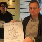 Büchereileiter Reinhard Jäkel und seine Kollegin Sabine Sachse nahmen vor zehn Jahren, im Dezember 2012, die letzten Bücher zurück.