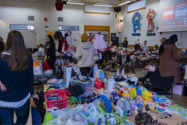 Aussteller und Besucher beim weihnachtlichen Kinderflohmarkt im IGBCE-Jugendtreff in Oer-Erkenschwick.