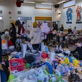 Aussteller und Besucher beim weihnachtlichen Kinderflohmarkt im IGBCE-Jugendtreff in Oer-Erkenschwick.
