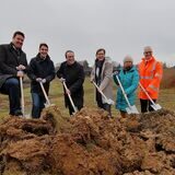 Castrop-Rauxels Bürgermeister Rajko Kravanja, Emschergenossenschafts-Vorstandsvorsitzender Pro. Uli Paetzel, Landesumweltminister Oliver Krischer, EG-Ratsvorsitzender Dr. Frank Dudda, Dortmunds Bürgermeisterin Barbara Brunsing und der Technische Vorstand der EG, Dr. Frank Obenaus beim Spatenstich in den Emscher-Auen.