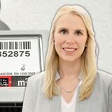 DEW21-Sprecherin Jana-Larissa Marx vor einem Energiezähler