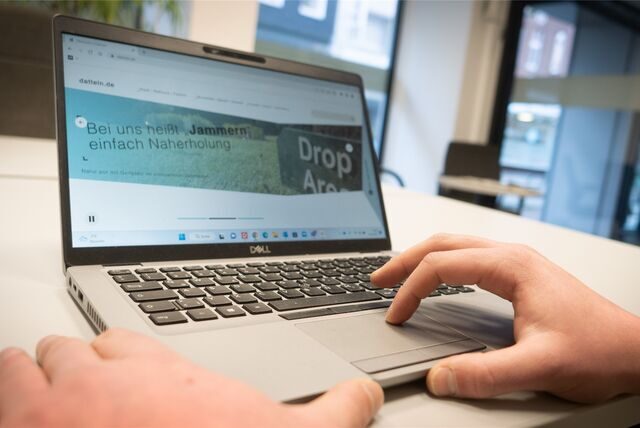 Die Hompage der Stadt Datteln ist auf einem Laptop zu sehen.