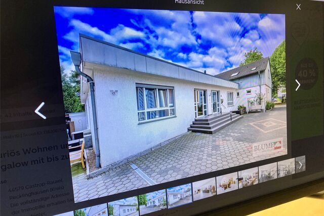 Eine Immobilienanzeige im Internet zeigt eine weißes Haus.