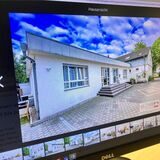 Eine Immobilienanzeige im Internet zeigt eine weißes Haus.