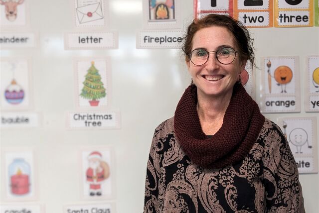 Jodie Beckmann vor einer Tafel mit englischen Begriffen. Die 50-Jährige kam als Seiteneinsteigerin an die Dorstener Agathaschule.