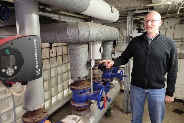 Elektro-Ingenieur Hans Vollmerig steht im Heizungskeller des Rathauses von Oer-Erkenschwick.