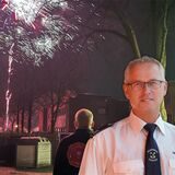 Einsatzleiter Norbert Böge, im Hintergrund Silvester-Feuerwerk in Wulfen