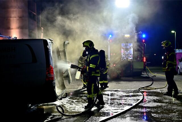 In der Silvesternacht löscht die Marler Feuerwehr ein brennendes Handwerkerfahrzeug.