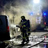 In der Silvesternacht löscht die Marler Feuerwehr ein brennendes Handwerkerfahrzeug.