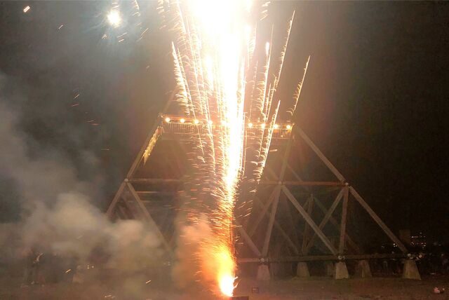 Feuerwerk vor dem Spurwerkturm in Waltrop.