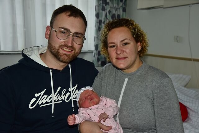Klara Golombeck hat es eilig gehabt, sie wollte noch im alten Jahr zur Welt kommen. Über ihr Silvesterbaby freuen sich Vater Kevin (39) und Mutter Carolin (33).