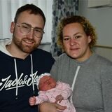 Klara Golombeck hat es eilig gehabt, sie wollte noch im alten Jahr zur Welt kommen. Über ihr Silvesterbaby freuen sich Vater Kevin (39) und Mutter Carolin (33).
