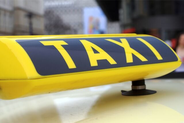 Taxischild  auf Autodach