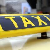 Taxischild  auf Autodach