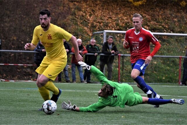 Mirco Burkamp (r.), hier im Trikot des FC Castrop-Rauxel wechselt vom TuS Rahm zu FC Frohlinde. Hier eilt ihm Mengede Aaron Vasiliou (l.) davon.