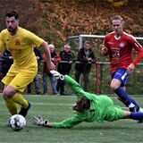 Mirco Burkamp (r.), hier im Trikot des FC Castrop-Rauxel wechselt vom TuS Rahm zu FC Frohlinde. Hier eilt ihm Mengede Aaron Vasiliou (l.) davon.