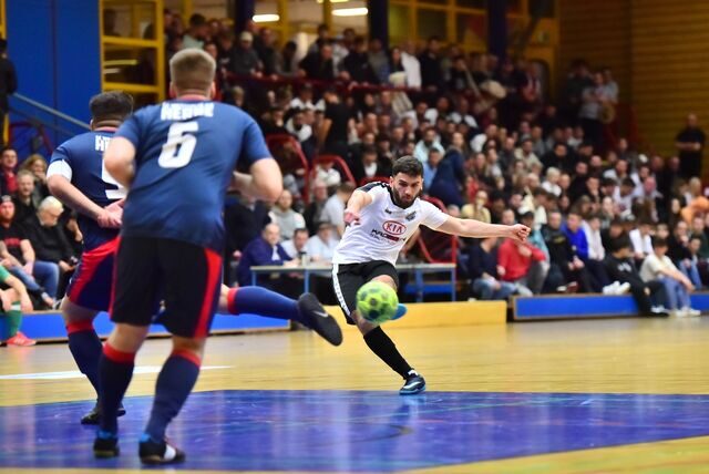 Wieder schlägt es ein: Der Sinsener Semih Gülsoy beim Scheibenschießen gegen Westfalia Herne. Endstand: 10:0.