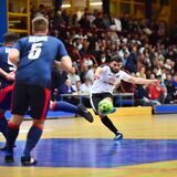 Wieder schlägt es ein: Der Sinsener Semih Gülsoy beim Scheibenschießen gegen Westfalia Herne. Endstand: 10:0.