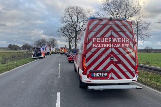Rettungsfahrzeuge stehen auf der B58 bei Hullern.
