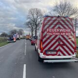 Rettungsfahrzeuge stehen auf der B58 bei Hullern.