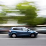 Ein Auto fährt über eine Straße (Symbolfoto).
