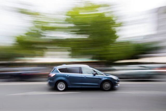 Ein Auto fährt über eine Straße (Symbolfoto).