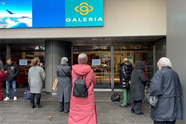 Karstadt hat in Dortmund seine Öffnungszeiten geändert. Einige Menschen standen deshalb am Montagmorgen vor verschlossener Tür.