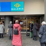 Karstadt hat in Dortmund seine Öffnungszeiten geändert. Einige Menschen standen deshalb am Montagmorgen vor verschlossener Tür.
