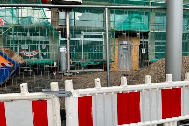 Hinter den Absperrungen und dem Gerüst wird das Haus am Markt in Castrop saniert und umgebaut.